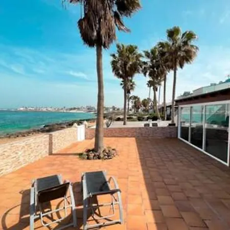 Beachfront Villa San Antonio With Private Heated Pool Bbq In The Heart Of Corralejo By Amazzzing Travel קורלחו