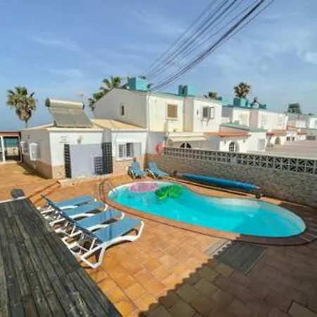 Beachfront Villa San Antonio With Private Heated Pool Bbq In The Heart Of Corralejo By Amazzzing Travel וילה